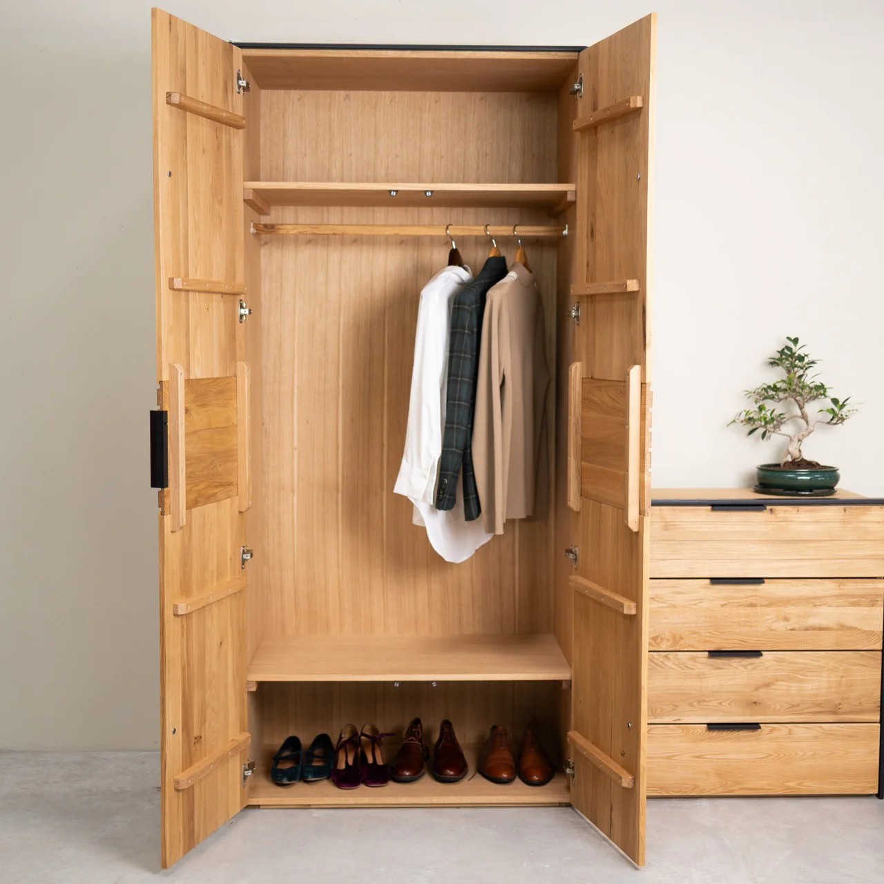 Armoire 2 portes en bois massif de chêne Runa - NordicStory - Image 4