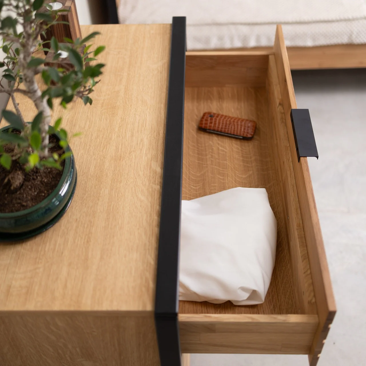 Commode en bois massif de chêne Runa – NordicStory - Image 8