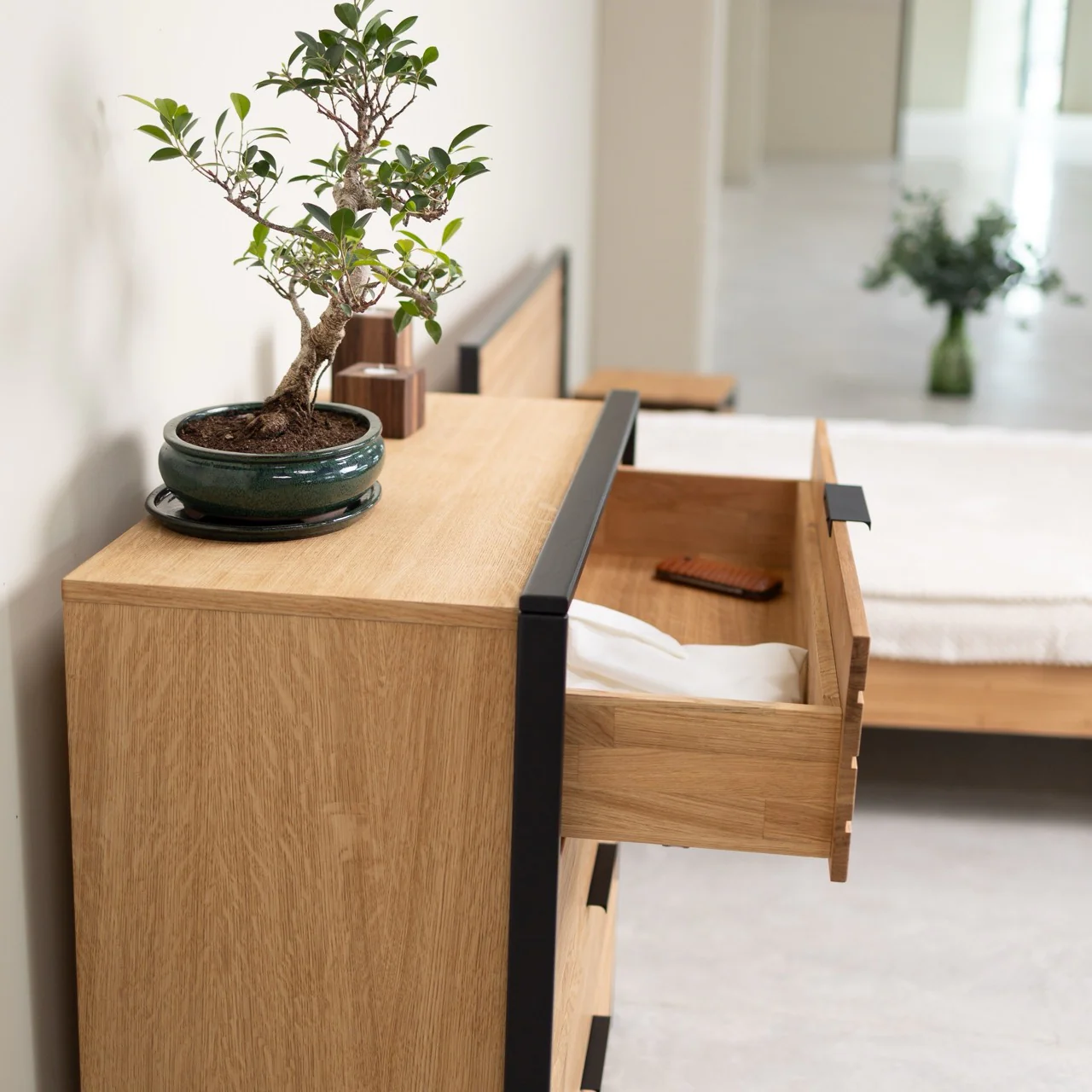 Commode en bois massif de chêne Runa – NordicStory - Image 9