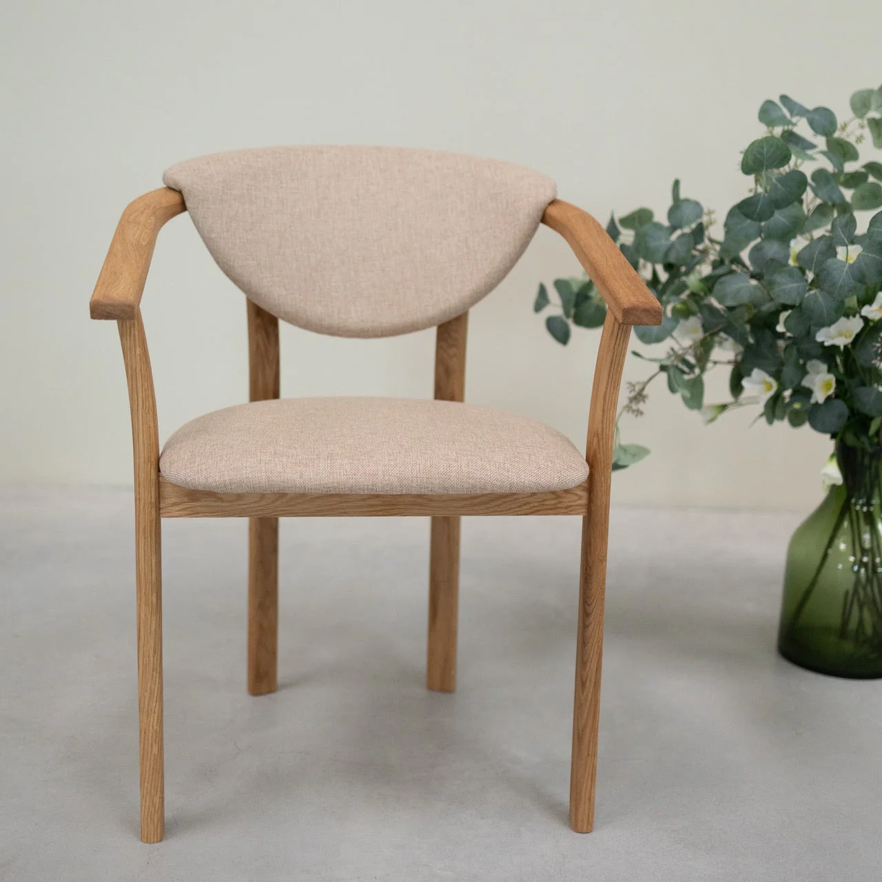 Chaise de salle à manger en bois massif de chêne Alexis, revêtement en tissu Beige – Lot de 2 ou 4 chaises - NordicStory - Image 4