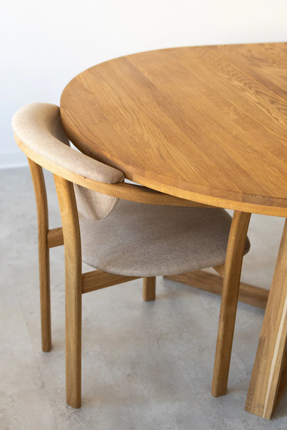Chaise de salle à manger en bois massif de chêne Alexis, revêtement en tissu Beige – Lot de 2 ou 4 chaises - NordicStory - Image 5