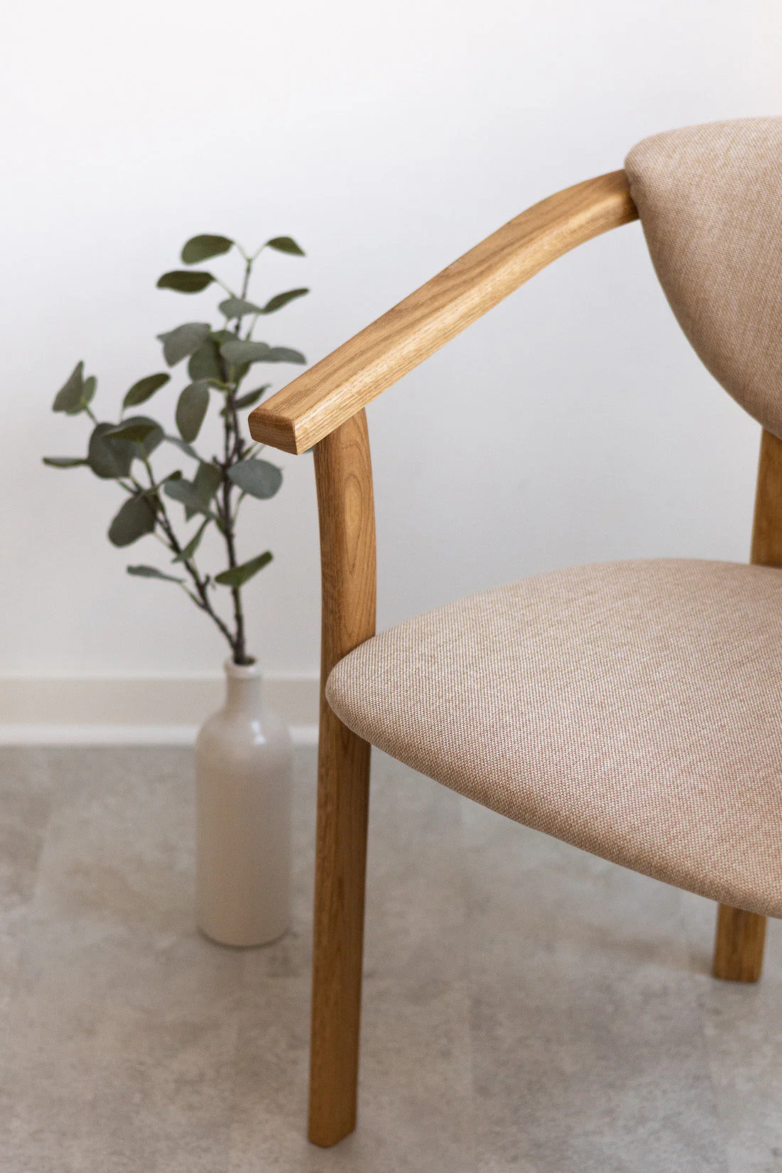 Chaise de salle à manger en bois massif de chêne Alexis, revêtement en tissu Beige – Lot de 2 ou 4 chaises - NordicStory - Image 6