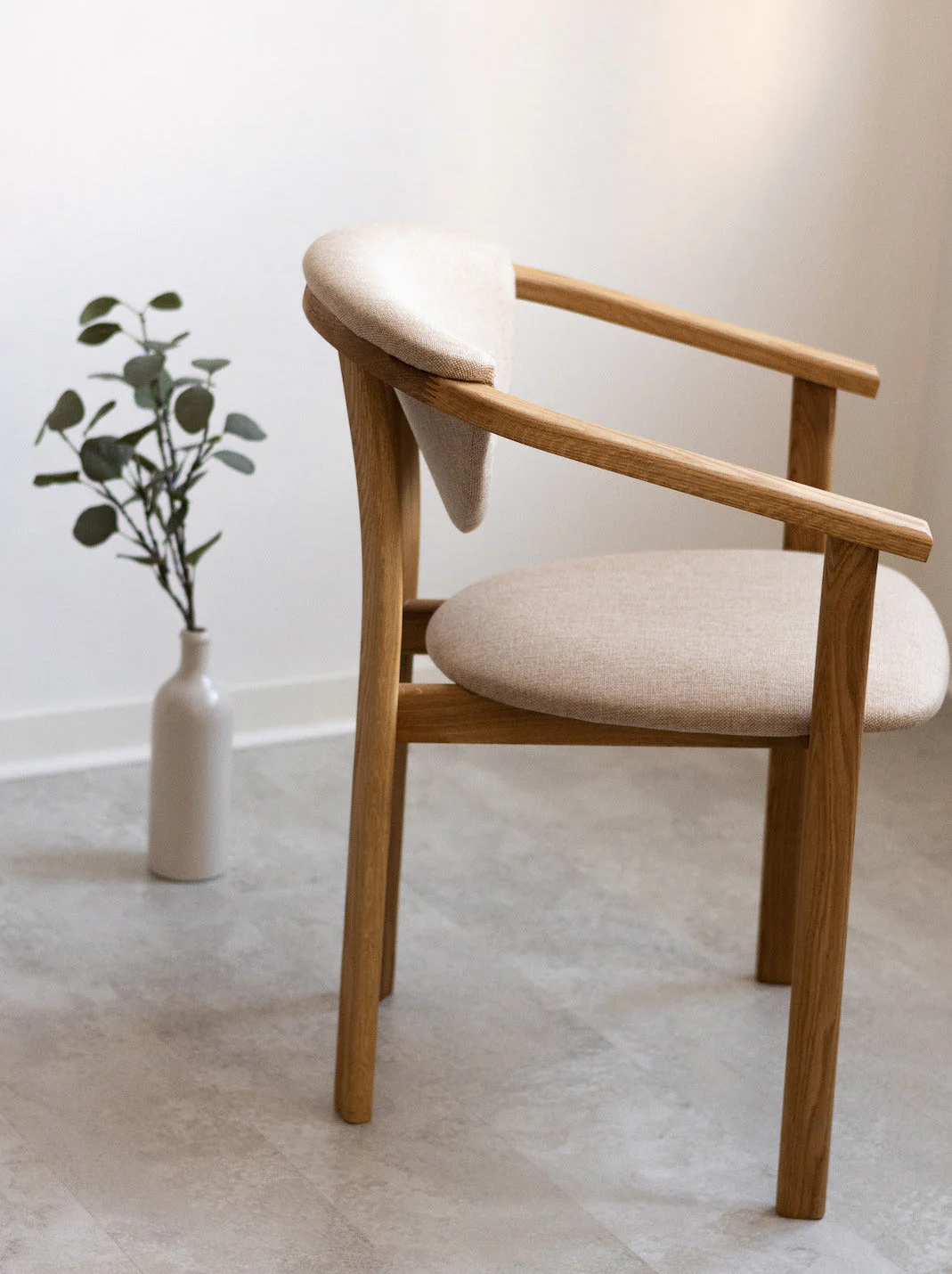 Chaise de salle à manger en bois massif de chêne Alexis, revêtement en tissu Beige – Lot de 2 ou 4 chaises - NordicStory - Image 7
