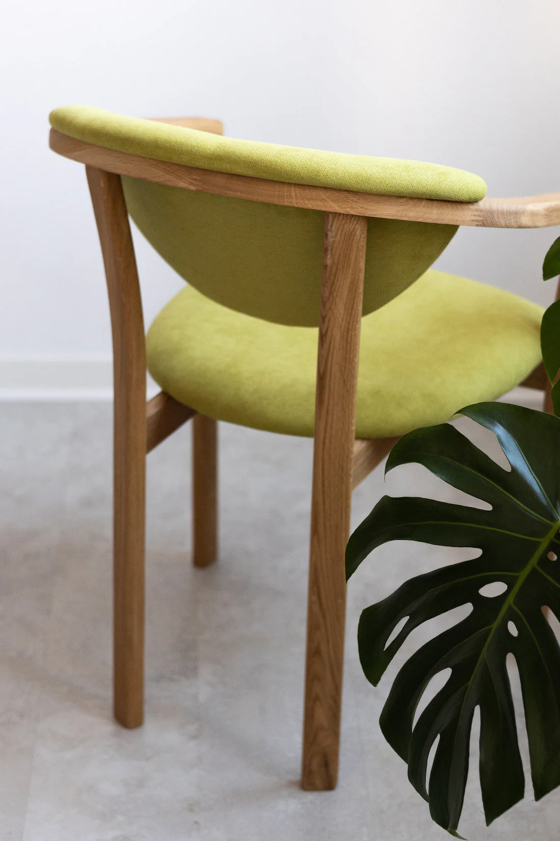Chaise de salle à manger en bois massif de chêne Alexis, revêtement en tissu Vert Pomme – Lot de 2 ou 4 chaises - NordicStory - Image 3