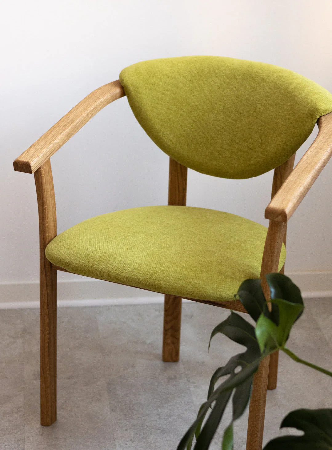 Chaise de salle à manger en bois massif de chêne Alexis, revêtement en tissu Vert Pomme – Lot de 2 ou 4 chaises - NordicStory - Image 4