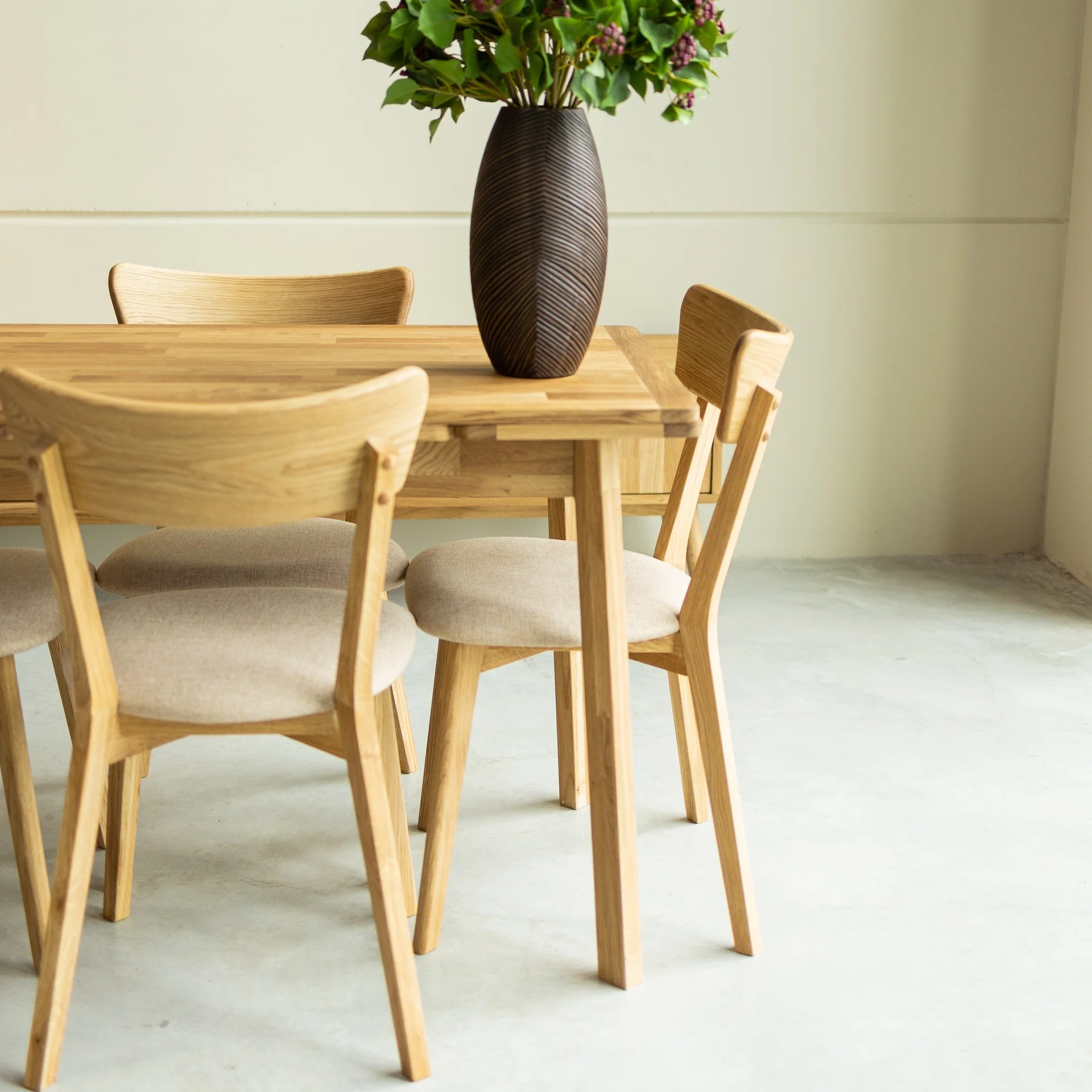 Chaise de salle à manger en bois massif de chêne Diana, revêtement Beige – Lot de 2 ou 4 chaises - NordicStory - Image 3