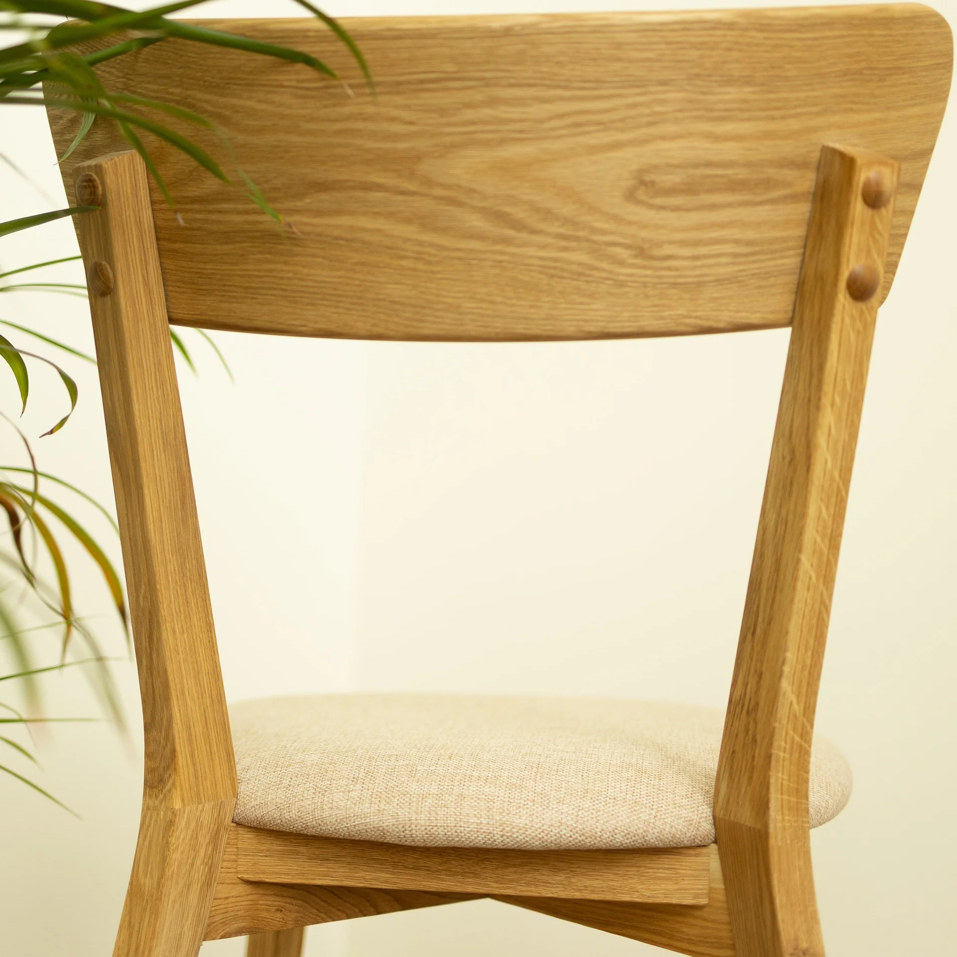 Chaise de salle à manger en bois massif de chêne Diana, revêtement Beige – Lot de 2 ou 4 chaises - NordicStory - Image 4