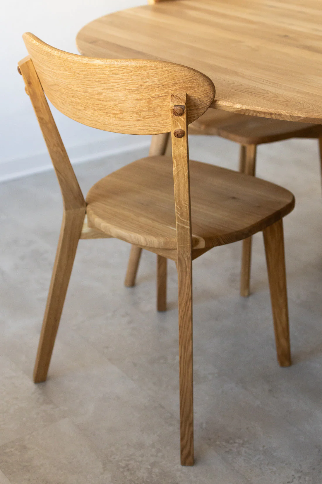 Chaise de salle à manger en bois massif de chêne Isku – Lot de 2 ou 4 chaises - NordicStory - Image 3