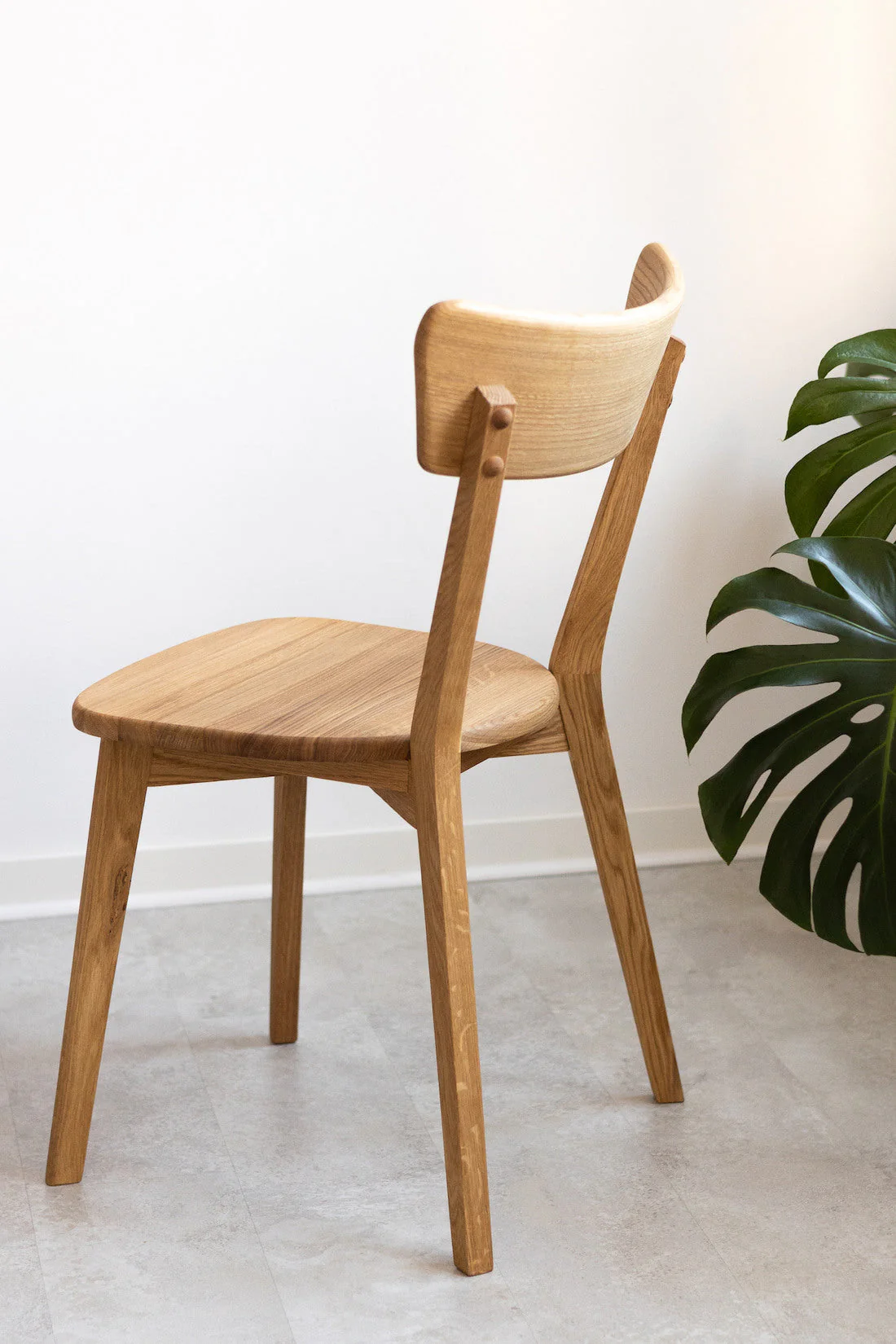 Chaise de salle à manger en bois massif de chêne Isku – Lot de 2 ou 4 chaises - NordicStory - Image 4