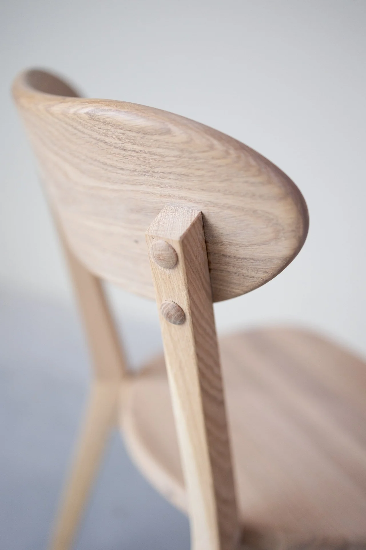 Chaise de salle à manger en bois massif de chêne Isku – Lot de 2 ou 4 chaises - NordicStory - Image 9