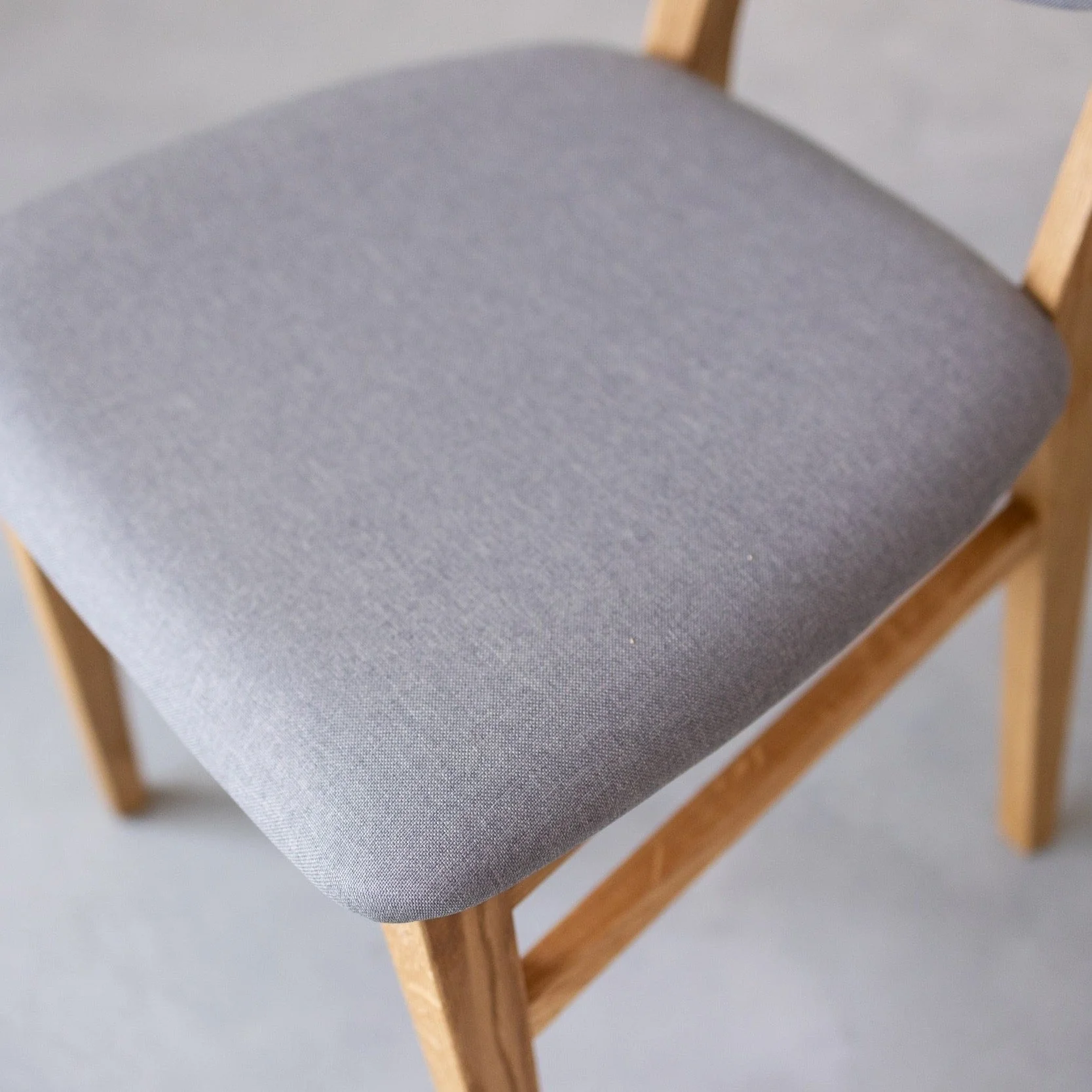 Chaise de salle à manger en bois massif de chêne Nova, revêtement en tissu Gris Nordique/Beige – Lot de 2 ou 4 chaises - NordicStory - Image 10