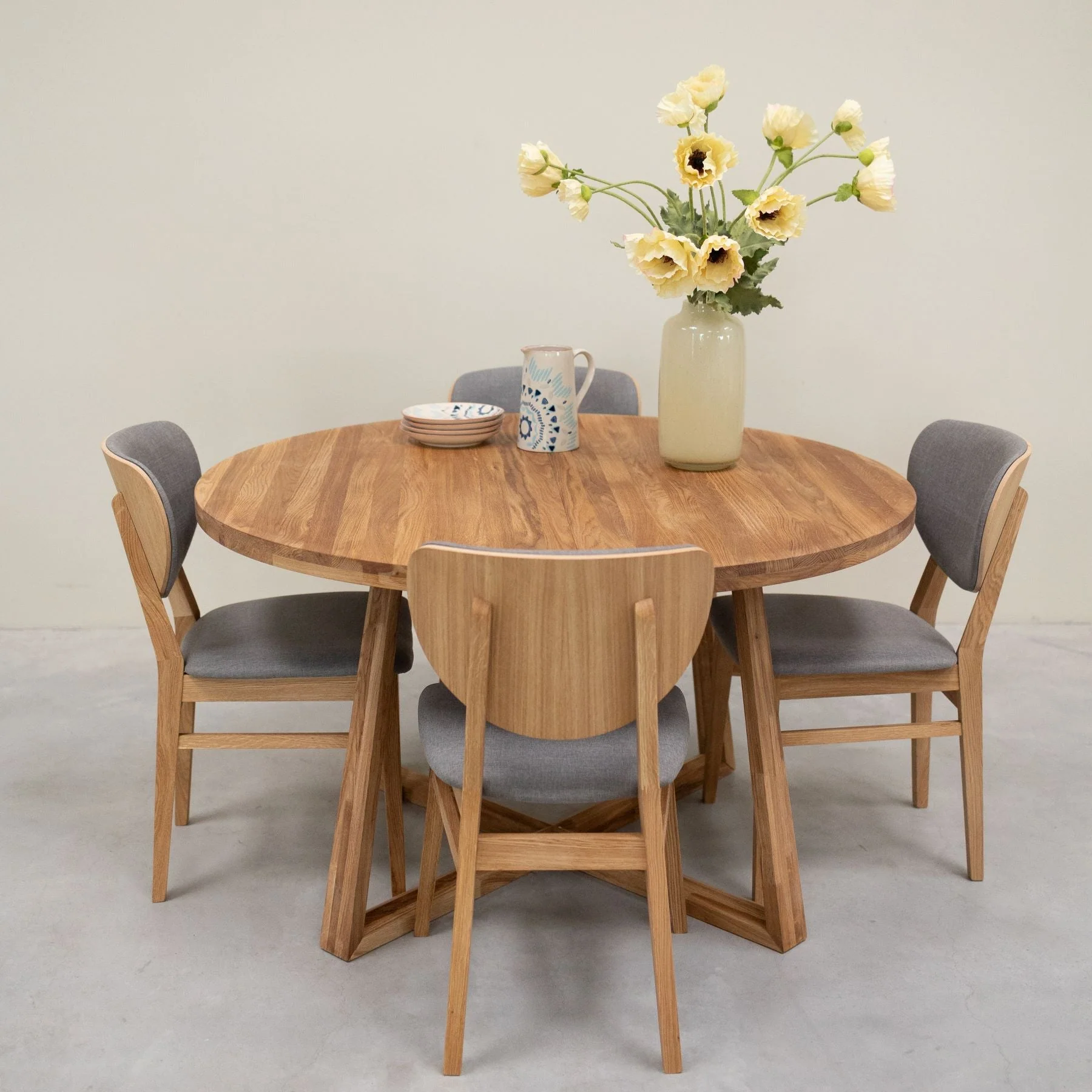 Chaise de salle à manger en bois massif de chêne Nova, revêtement en tissu Gris Nordique/Beige – Lot de 2 ou 4 chaises - NordicStory - Image 11
