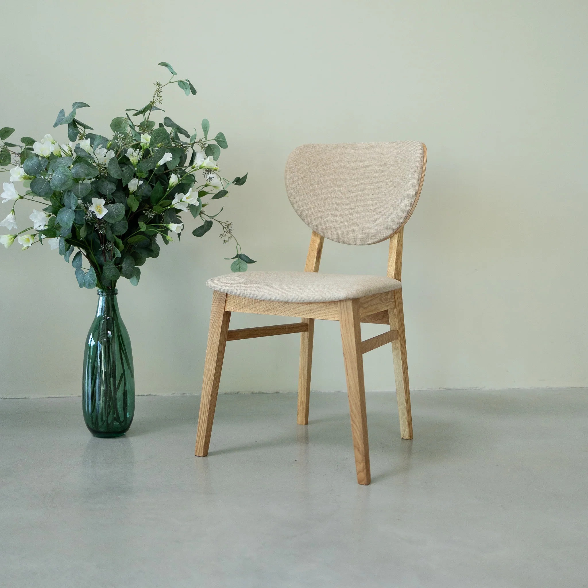 Chaise de salle à manger en bois massif de chêne Nova, revêtement en tissu Gris Nordique/Beige – Lot de 2 ou 4 chaises - NordicStory - Image 13