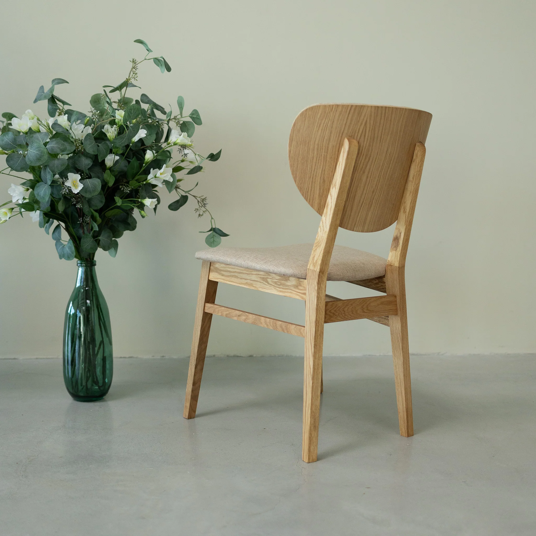 Chaise de salle à manger en bois massif de chêne Nova, revêtement en tissu Gris Nordique/Beige – Lot de 2 ou 4 chaises - NordicStory - Image 14