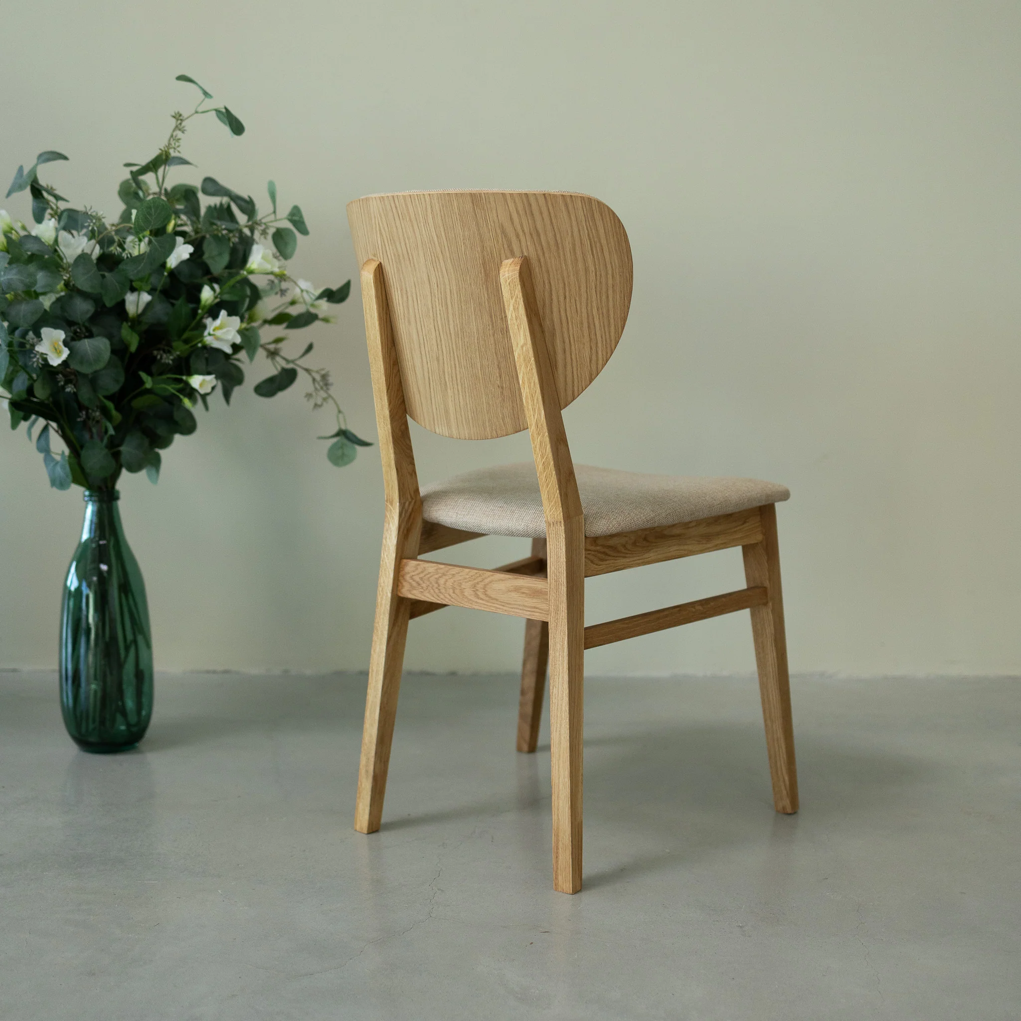 Chaise de salle à manger en bois massif de chêne Nova, revêtement en tissu Gris Nordique/Beige – Lot de 2 ou 4 chaises - NordicStory - Image 15
