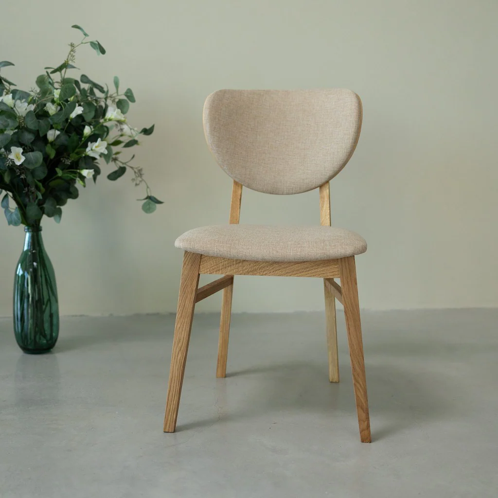 Chaise de salle à manger en bois massif de chêne Nova, revêtement en tissu Gris Nordique/Beige – Lot de 2 ou 4 chaises - NordicStory - Image 17