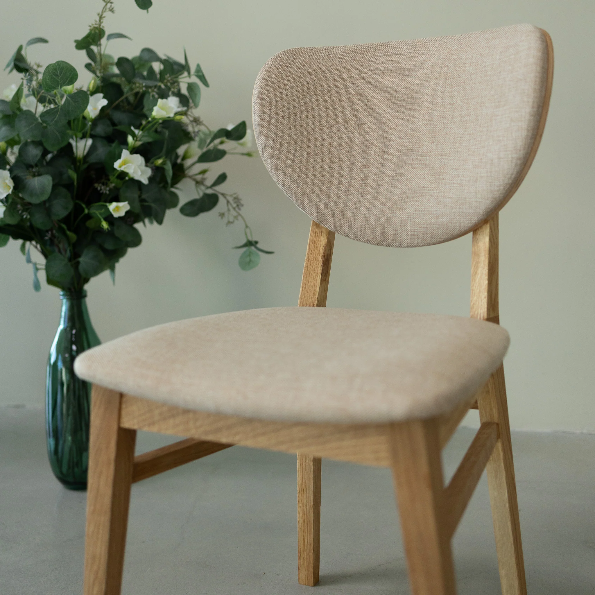 Chaise de salle à manger en bois massif de chêne Nova, revêtement en tissu Gris Nordique/Beige – Lot de 2 ou 4 chaises - NordicStory - Image 18