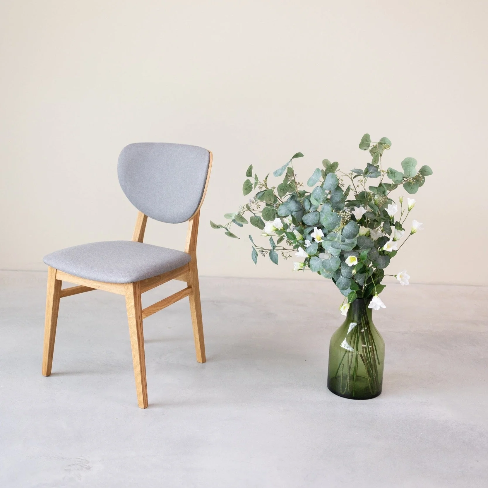 Chaise de salle à manger en bois massif de chêne Nova, revêtement en tissu Gris Nordique/Beige – Lot de 2 ou 4 chaises - NordicStory - Image 3