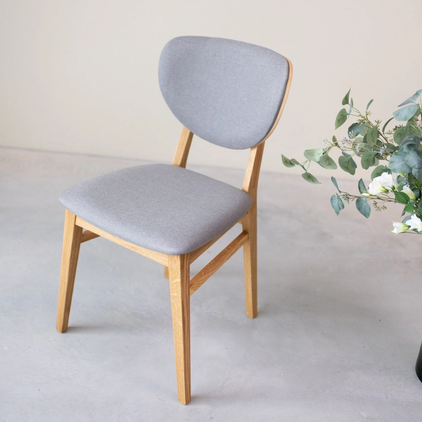 Chaise de salle à manger en bois massif de chêne Nova, revêtement en tissu Gris Nordique/Beige – Lot de 2 ou 4 chaises - NordicStory - Image 4
