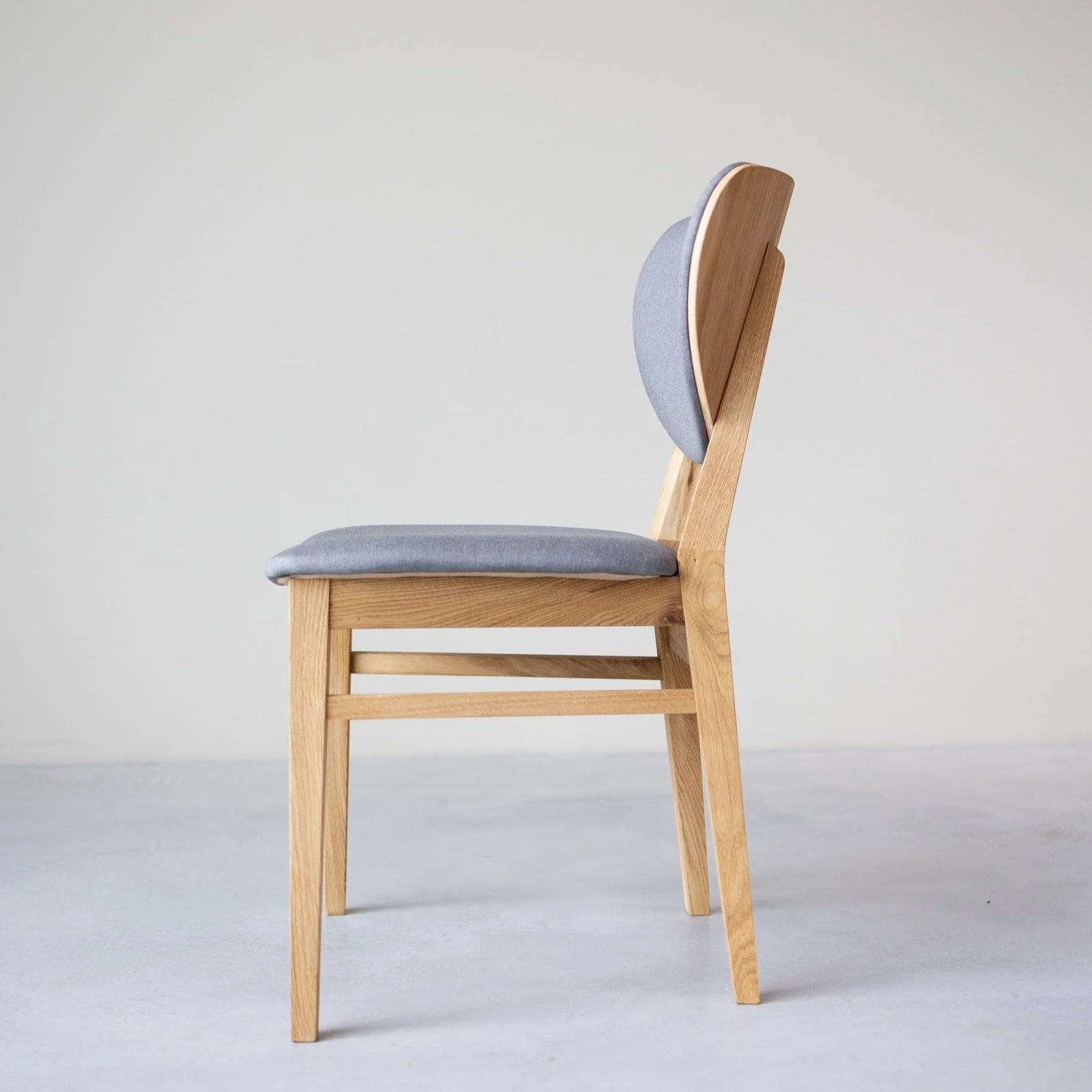 Chaise de salle à manger en bois massif de chêne Nova, revêtement en tissu Gris Nordique/Beige – Lot de 2 ou 4 chaises - NordicStory - Image 5