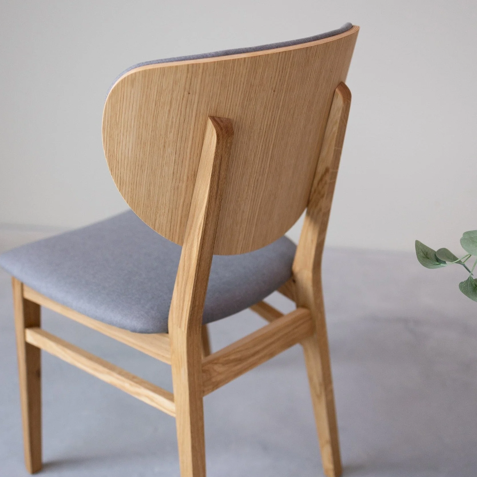 Chaise de salle à manger en bois massif de chêne Nova, revêtement en tissu Gris Nordique/Beige – Lot de 2 ou 4 chaises - NordicStory - Image 6