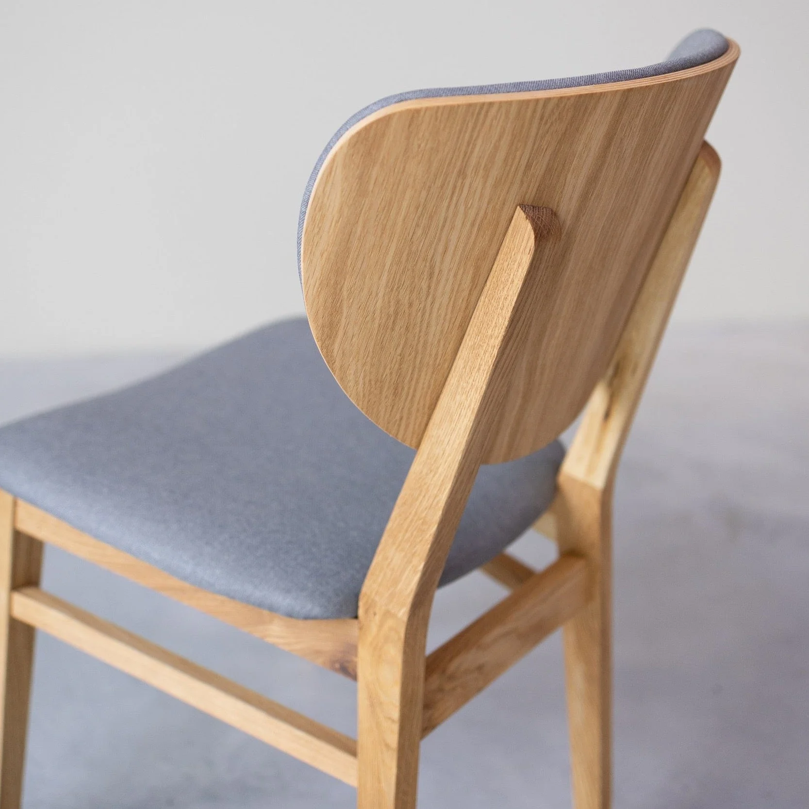 Chaise de salle à manger en bois massif de chêne Nova, revêtement en tissu Gris Nordique/Beige – Lot de 2 ou 4 chaises - NordicStory - Image 8