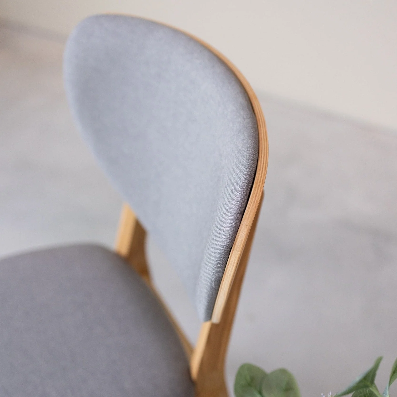 Chaise de salle à manger en bois massif de chêne Nova, revêtement en tissu Gris Nordique/Beige – Lot de 2 ou 4 chaises - NordicStory - Image 9