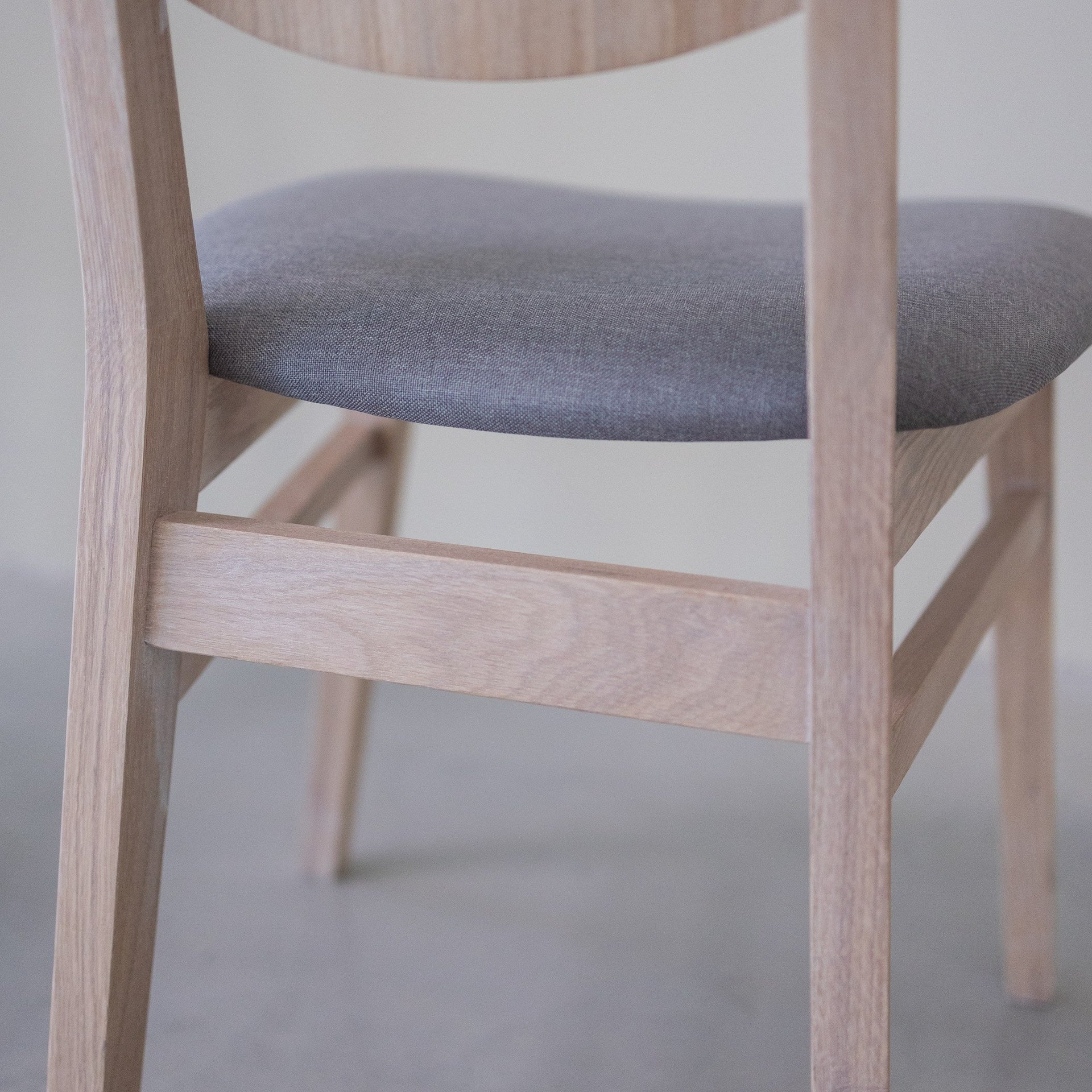 Chaise de salle à manger en bois massif de chêne blanchi Nova – Lot de 2 ou 4 chaises - NordicStory - Image 10