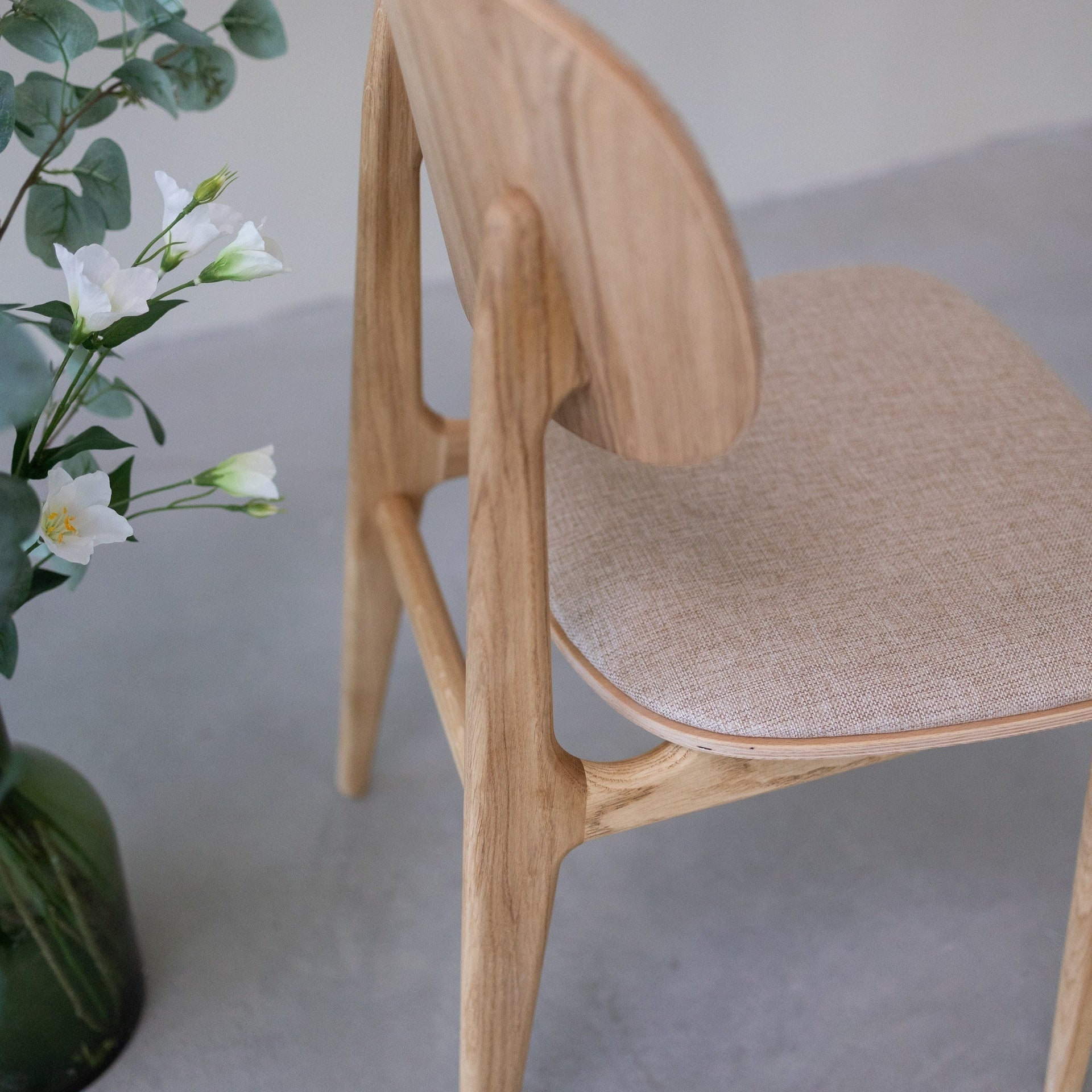 Chaise de salle à manger en bois massif de chêne Varde, revêtement en tissu Gris Nordique/Beige – Lot de 2 ou 4 chaises - NordicStory - Image 10