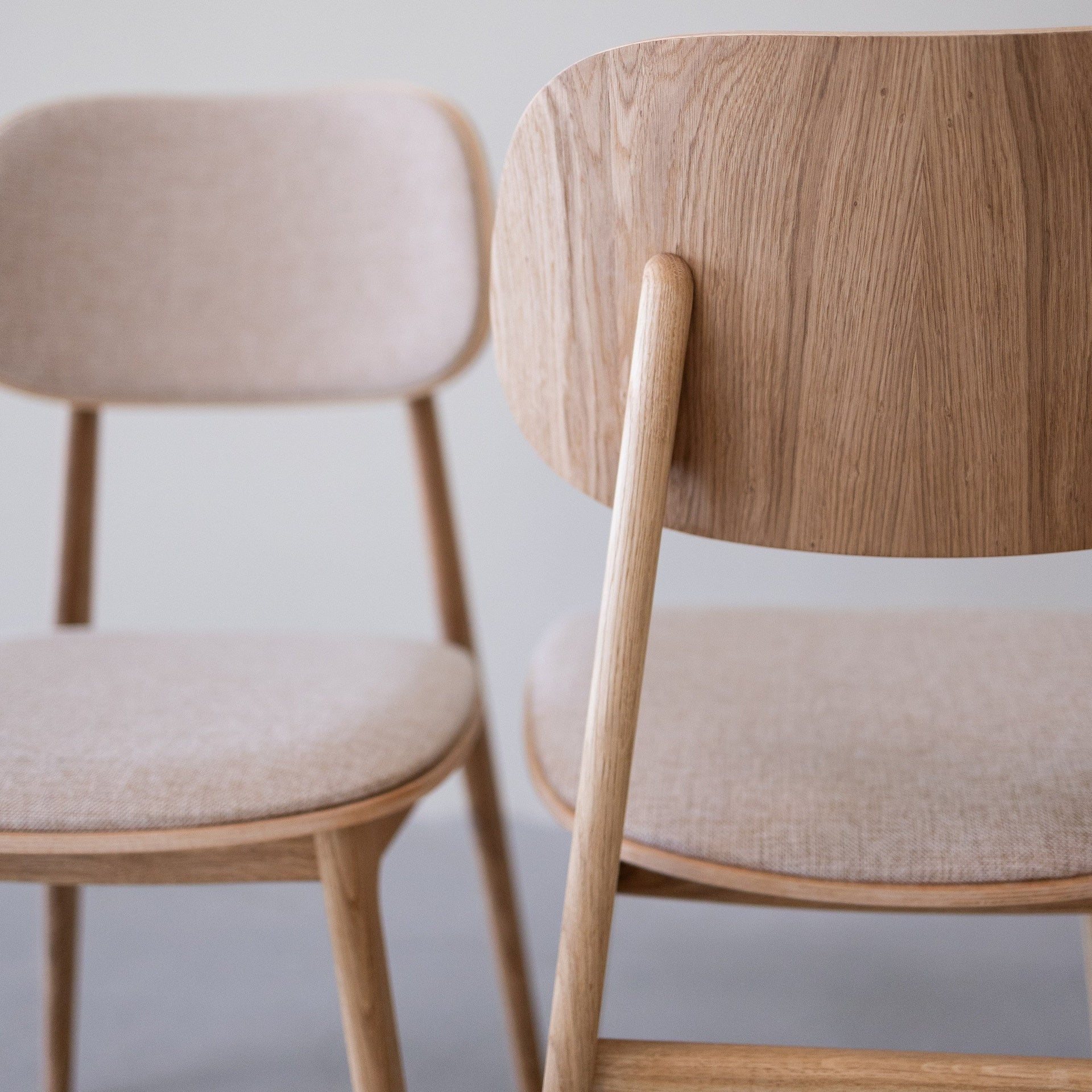 Chaise de salle à manger en bois massif de chêne Varde, revêtement en tissu Gris Nordique/Beige – Lot de 2 ou 4 chaises - NordicStory - Image 11