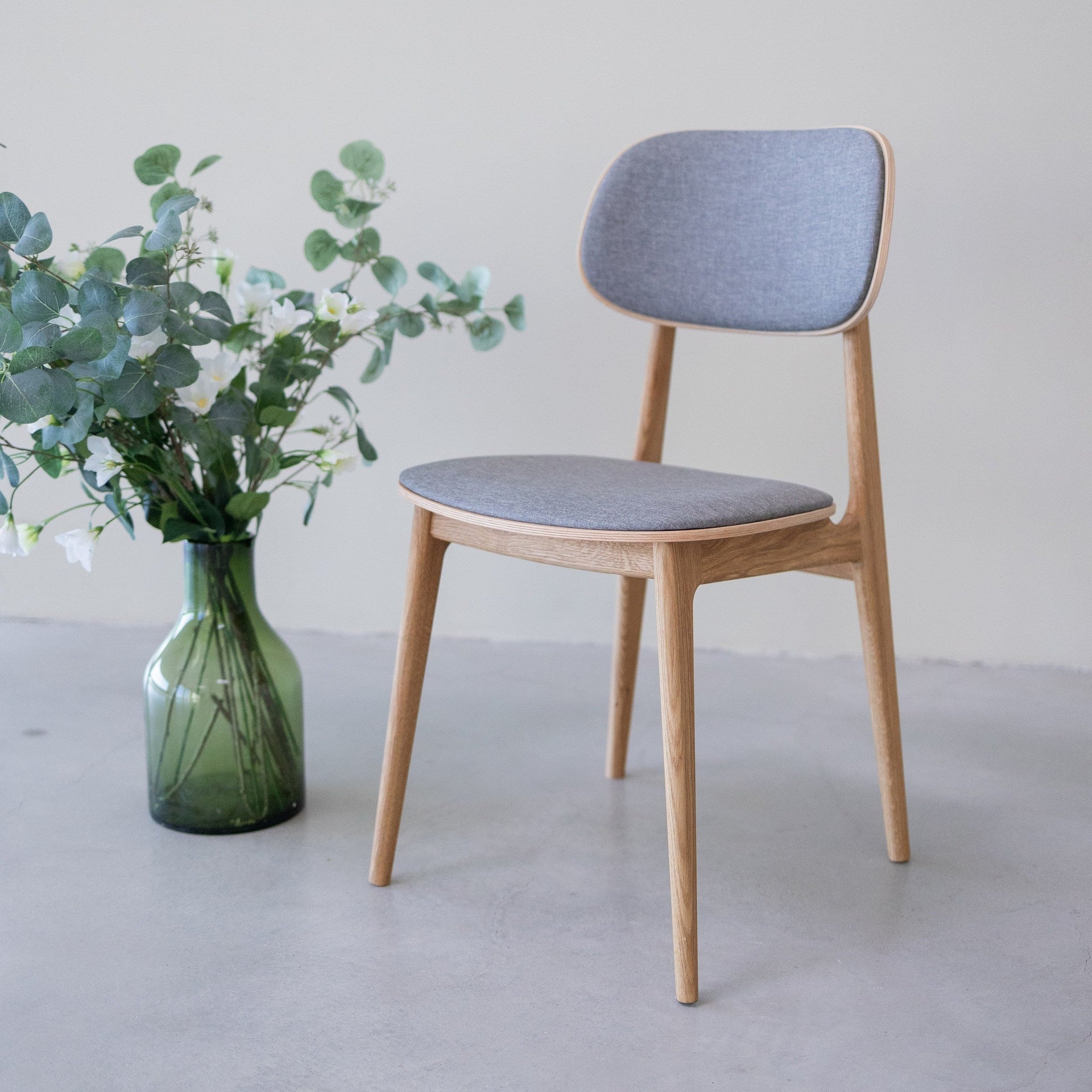Chaise de salle à manger en bois massif de chêne Varde, revêtement en tissu Gris Nordique/Beige – Lot de 2 ou 4 chaises - NordicStory - Image 12