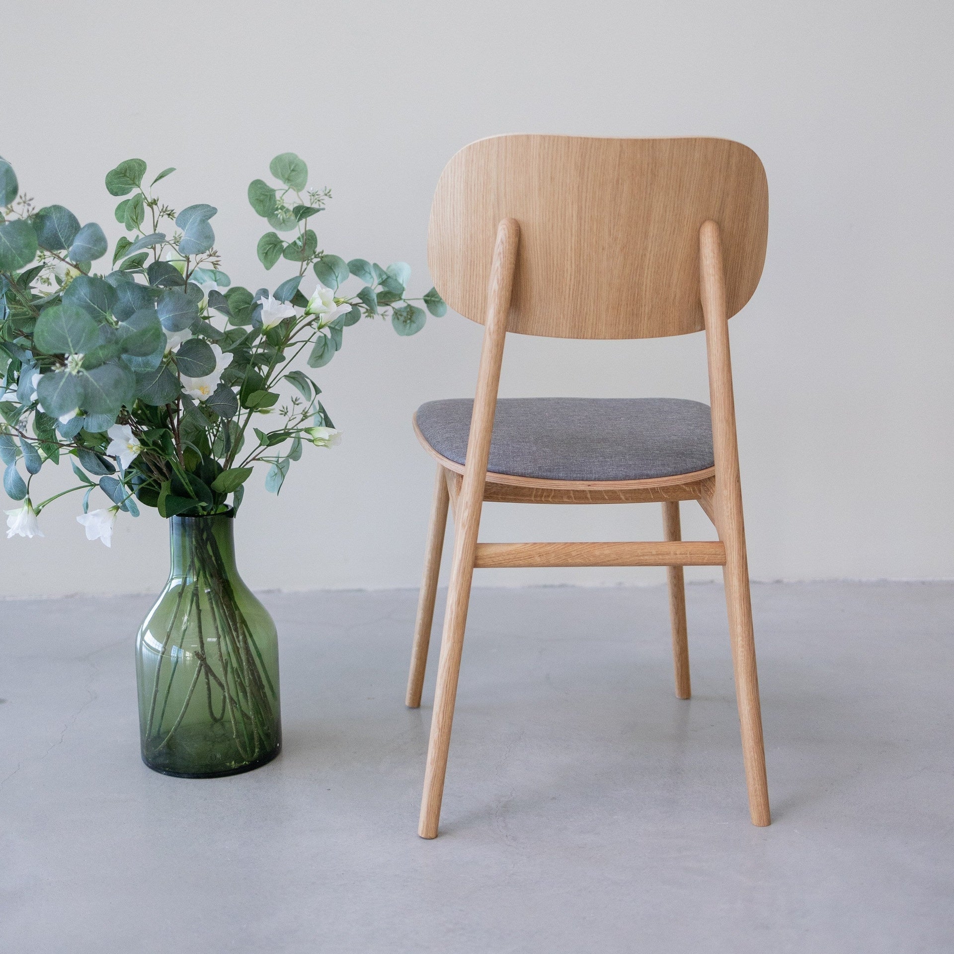 Chaise de salle à manger en bois massif de chêne Varde, revêtement en tissu Gris Nordique/Beige – Lot de 2 ou 4 chaises - NordicStory - Image 13
