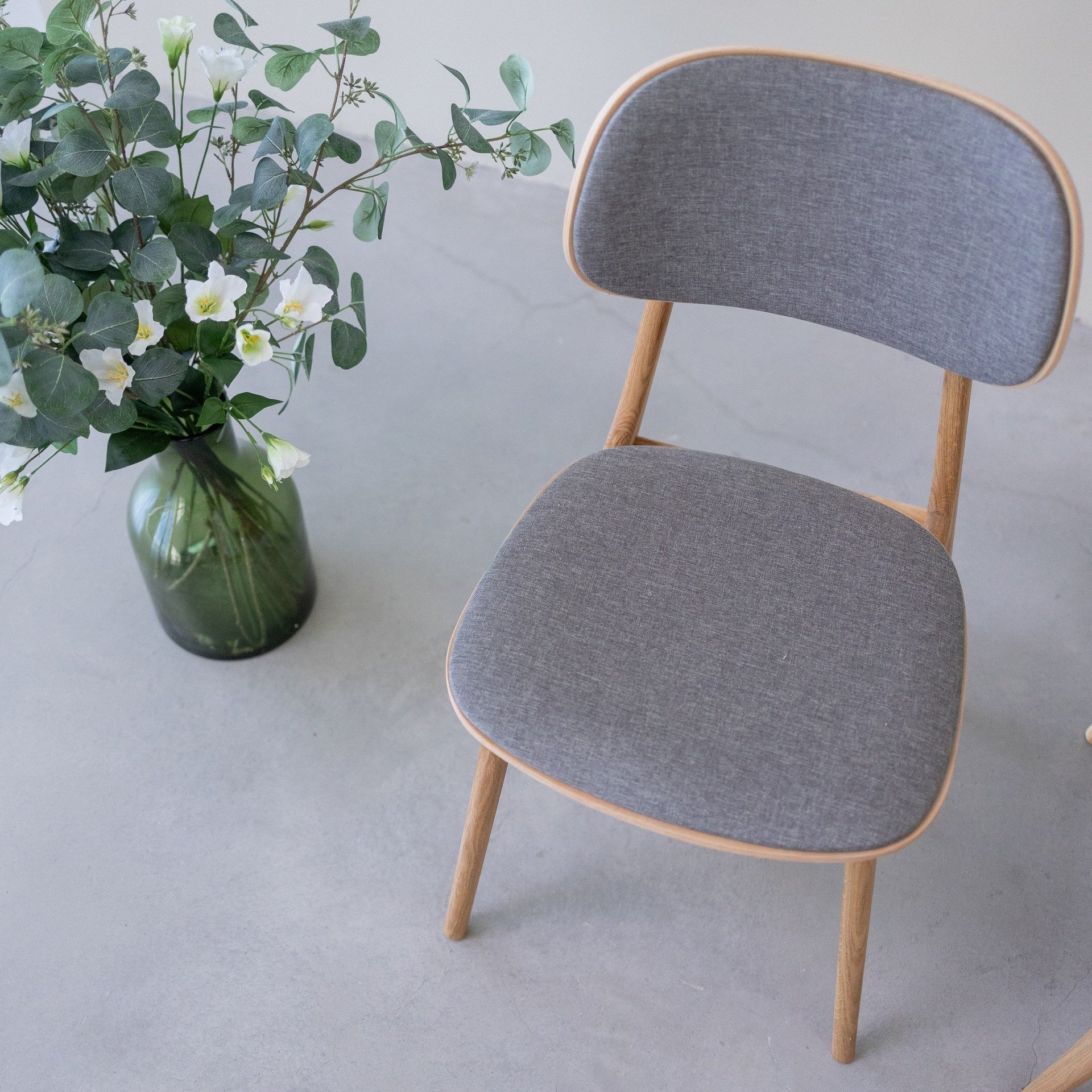 Chaise de salle à manger en bois massif de chêne Varde, revêtement en tissu Gris Nordique/Beige – Lot de 2 ou 4 chaises - NordicStory - Image 14