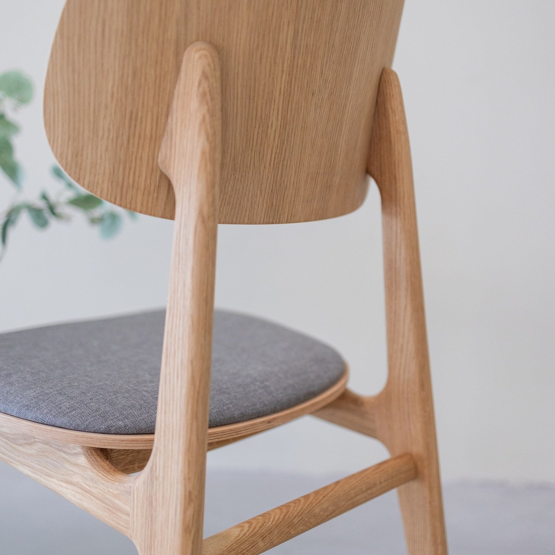 Chaise de salle à manger en bois massif de chêne Varde, revêtement en tissu Gris Nordique/Beige – Lot de 2 ou 4 chaises - NordicStory - Image 15