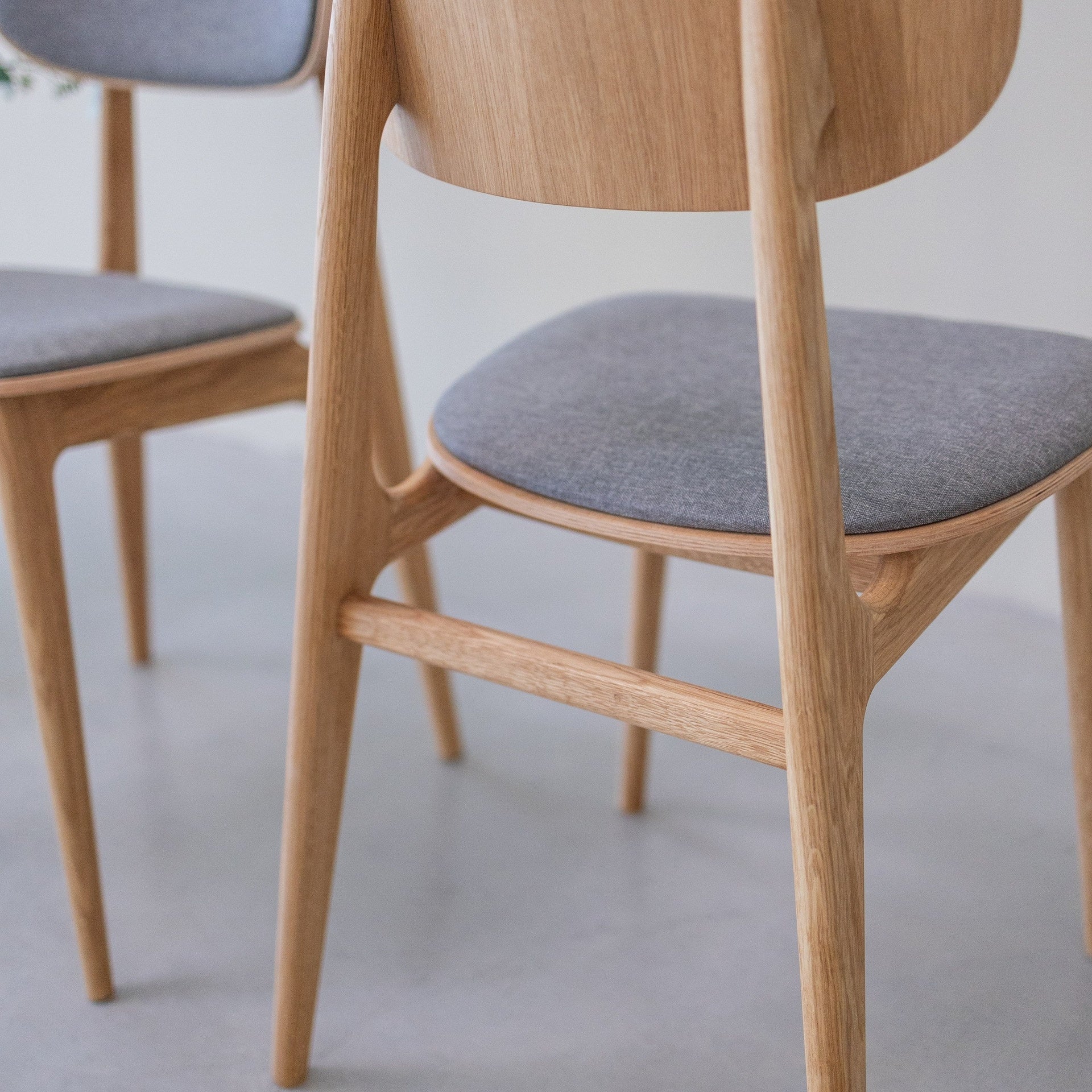 Chaise de salle à manger en bois massif de chêne Varde, revêtement en tissu Gris Nordique/Beige – Lot de 2 ou 4 chaises - NordicStory - Image 16