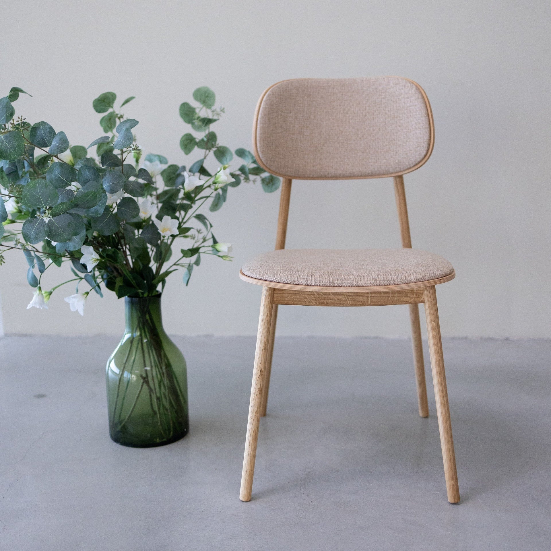 Chaise de salle à manger en bois massif de chêne Varde, revêtement en tissu Gris Nordique/Beige – Lot de 2 ou 4 chaises - NordicStory - Image 3