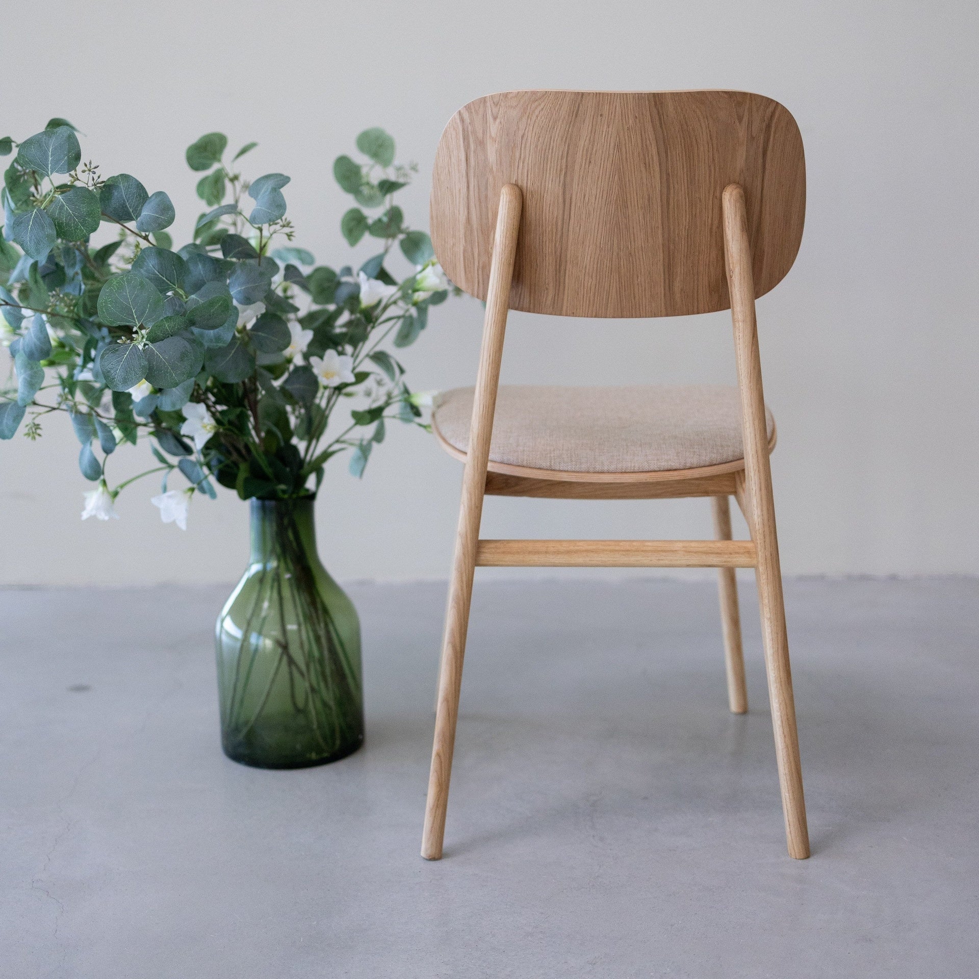 Chaise de salle à manger en bois massif de chêne Varde, revêtement en tissu Gris Nordique/Beige – Lot de 2 ou 4 chaises - NordicStory - Image 4