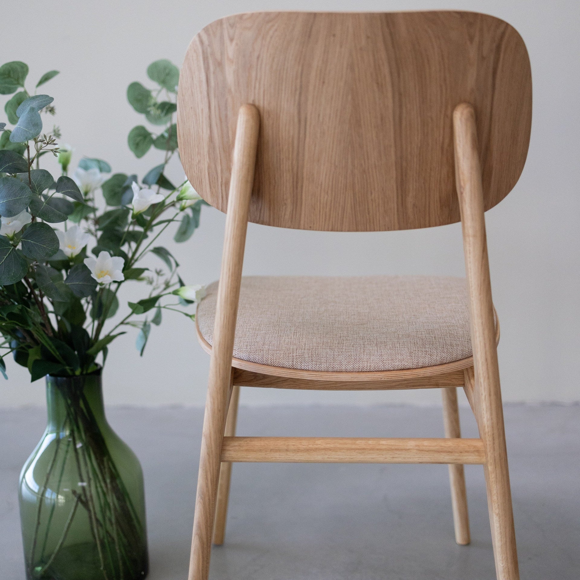 Chaise de salle à manger en bois massif de chêne Varde, revêtement en tissu Gris Nordique/Beige – Lot de 2 ou 4 chaises - NordicStory - Image 5