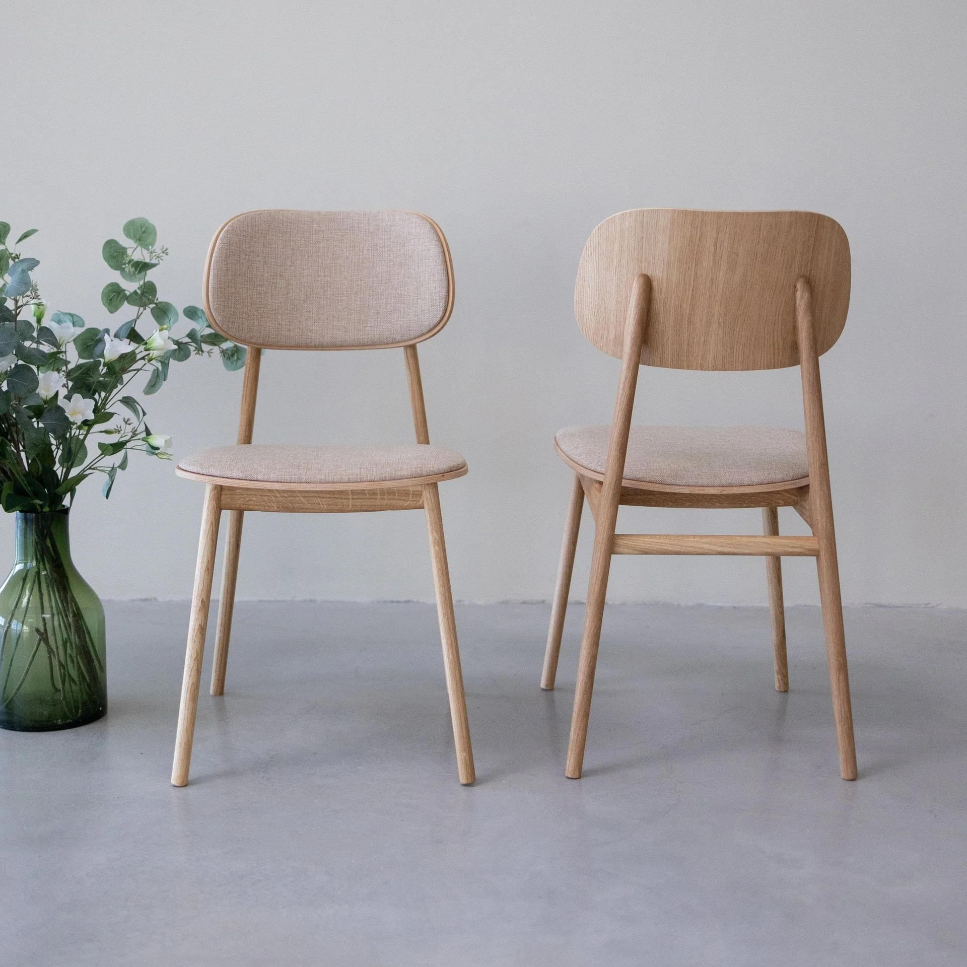 Chaise de salle à manger en bois massif de chêne Varde, revêtement en tissu Gris Nordique/Beige – Lot de 2 ou 4 chaises - NordicStory - Image 6