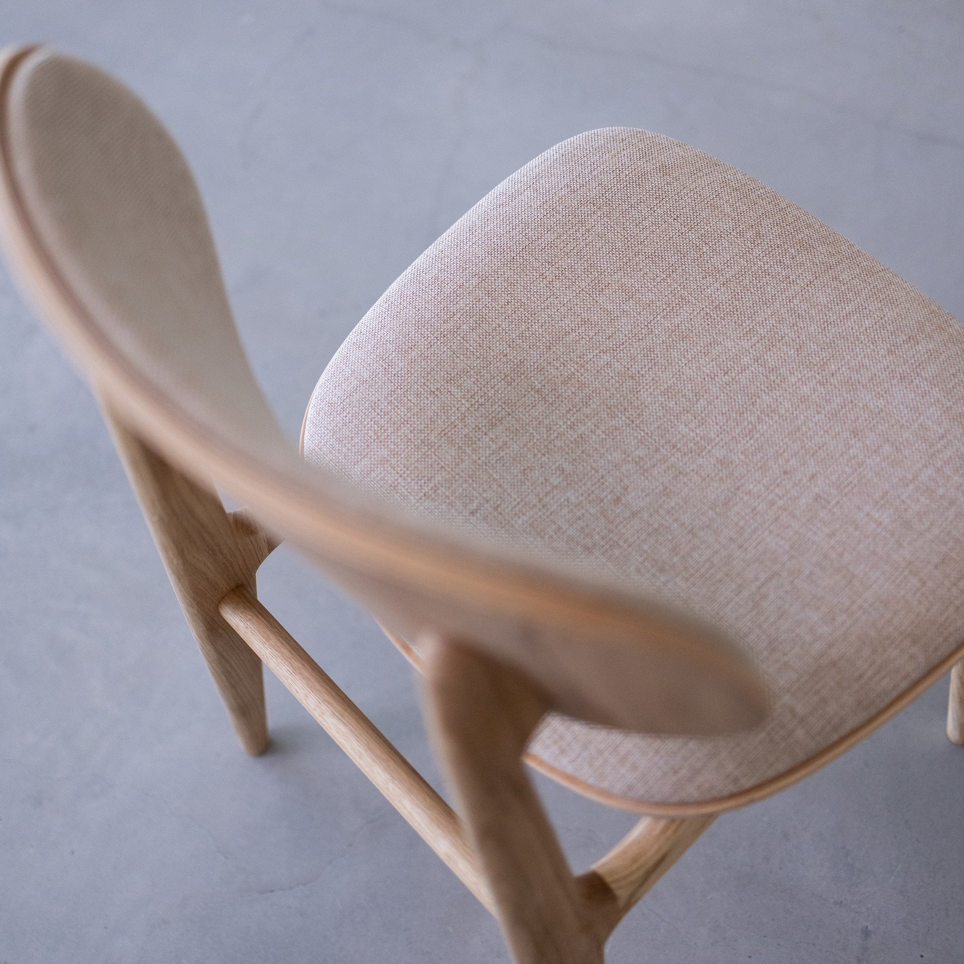 Chaise de salle à manger en bois massif de chêne Varde, revêtement en tissu Gris Nordique/Beige – Lot de 2 ou 4 chaises - NordicStory - Image 7