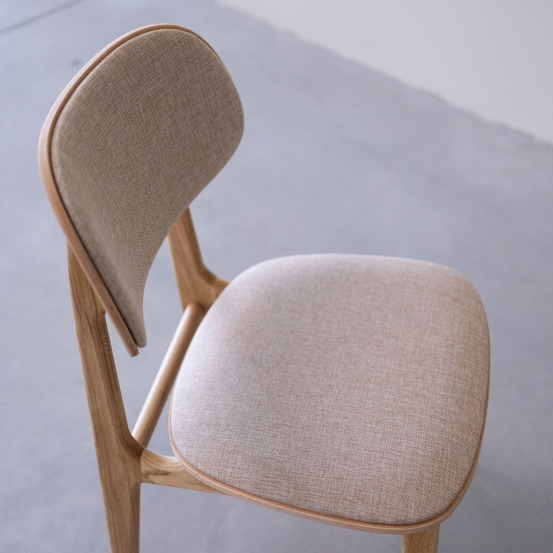 Chaise de salle à manger en bois massif de chêne Varde, revêtement en tissu Gris Nordique/Beige – Lot de 2 ou 4 chaises - NordicStory - Image 8