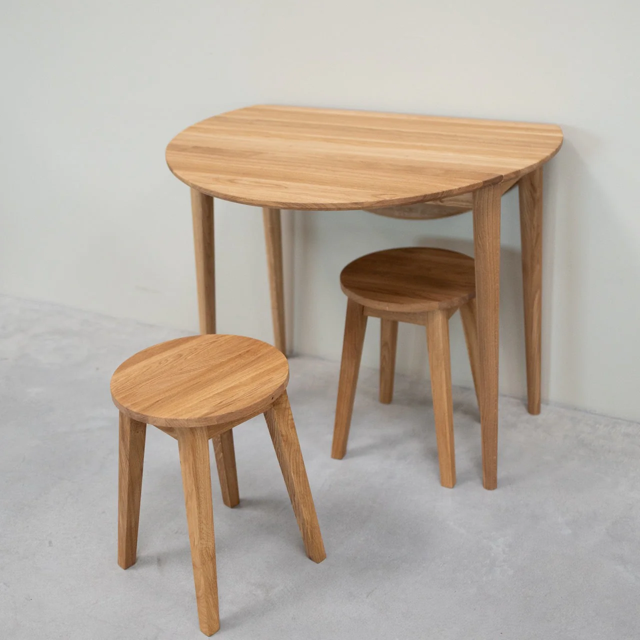 Lot de 2 ou 4 tabourets en bois massif de chêne Diana - NordicStory - Image 6