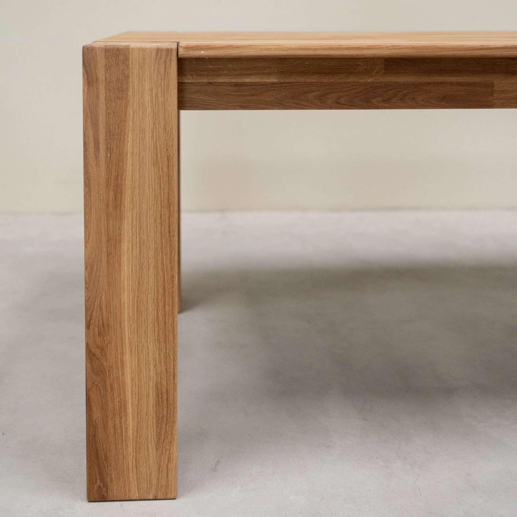 Table à manger en bois massif de chêne Mauritz 3 - NordicStory - Image 9