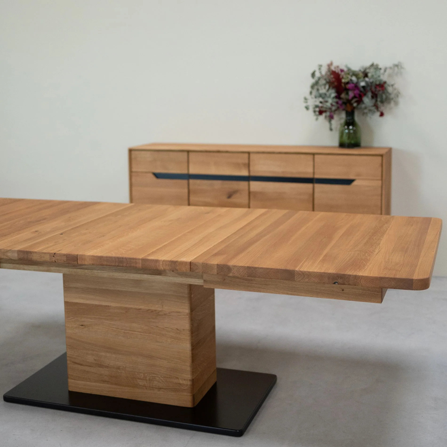 Table à manger extensible en bois massif de chêne Bremen - NordicStory - Image 4