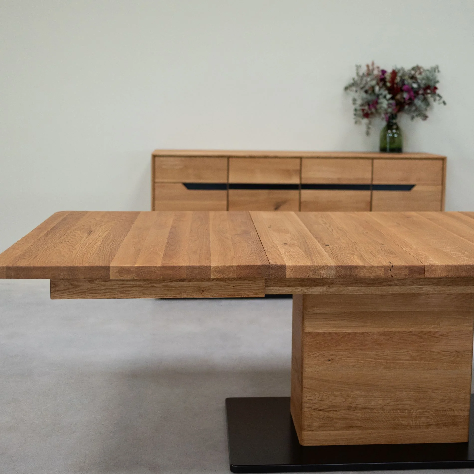 Table à manger extensible en bois massif de chêne Bremen - NordicStory - Image 6