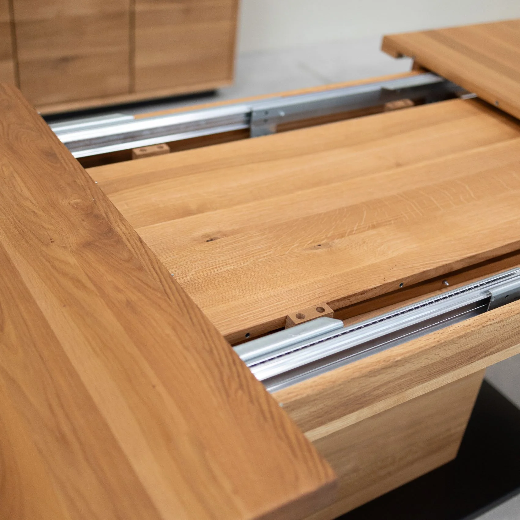 Table à manger extensible en bois massif de chêne Bremen - NordicStory - Image 8