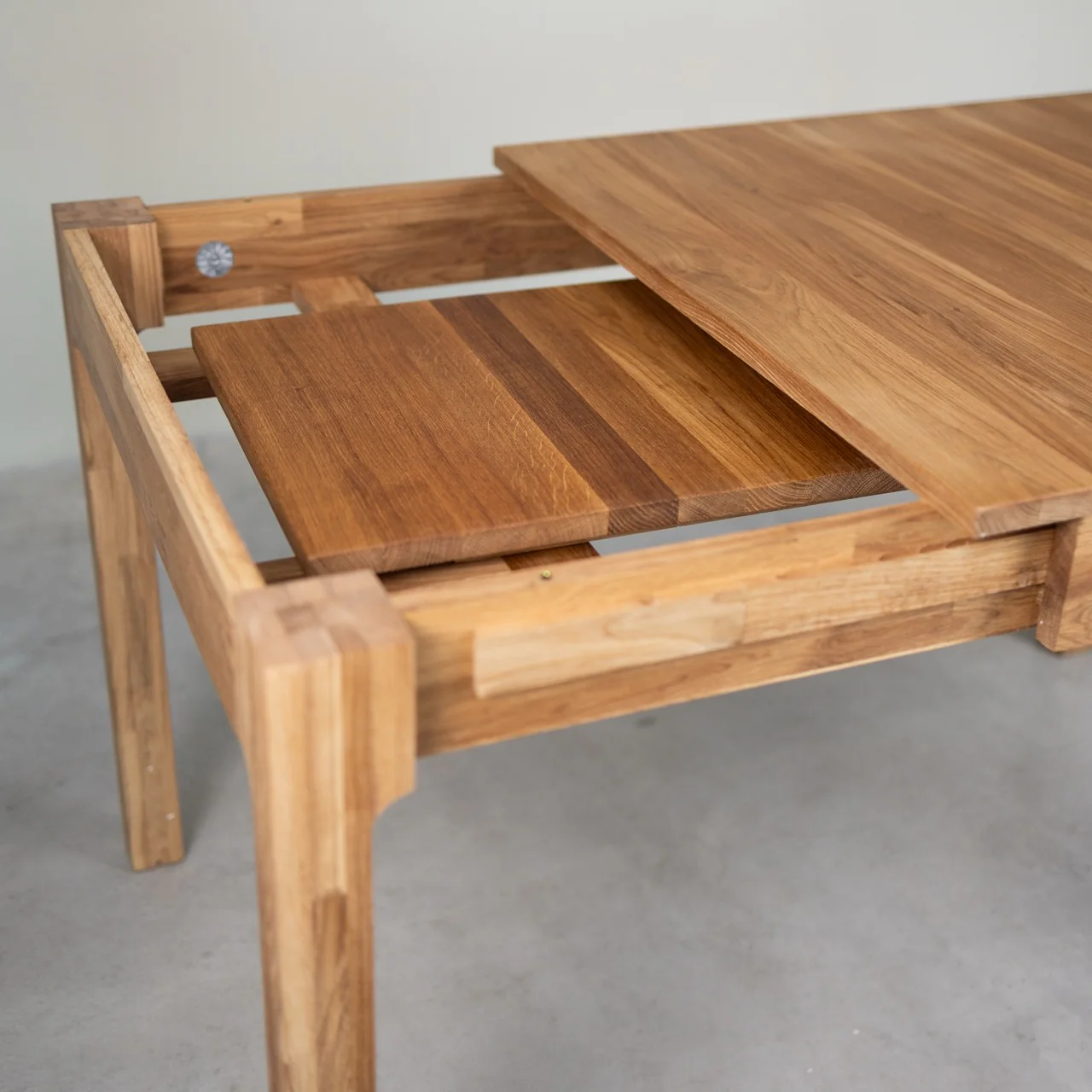 Table à manger extensible en bois massif de chêne Marsi - NordicStory - Image 9