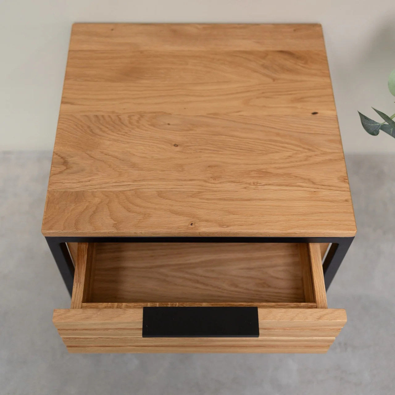 Table de chevet en bois massif de chêne Runa – NordicStory - Image 6