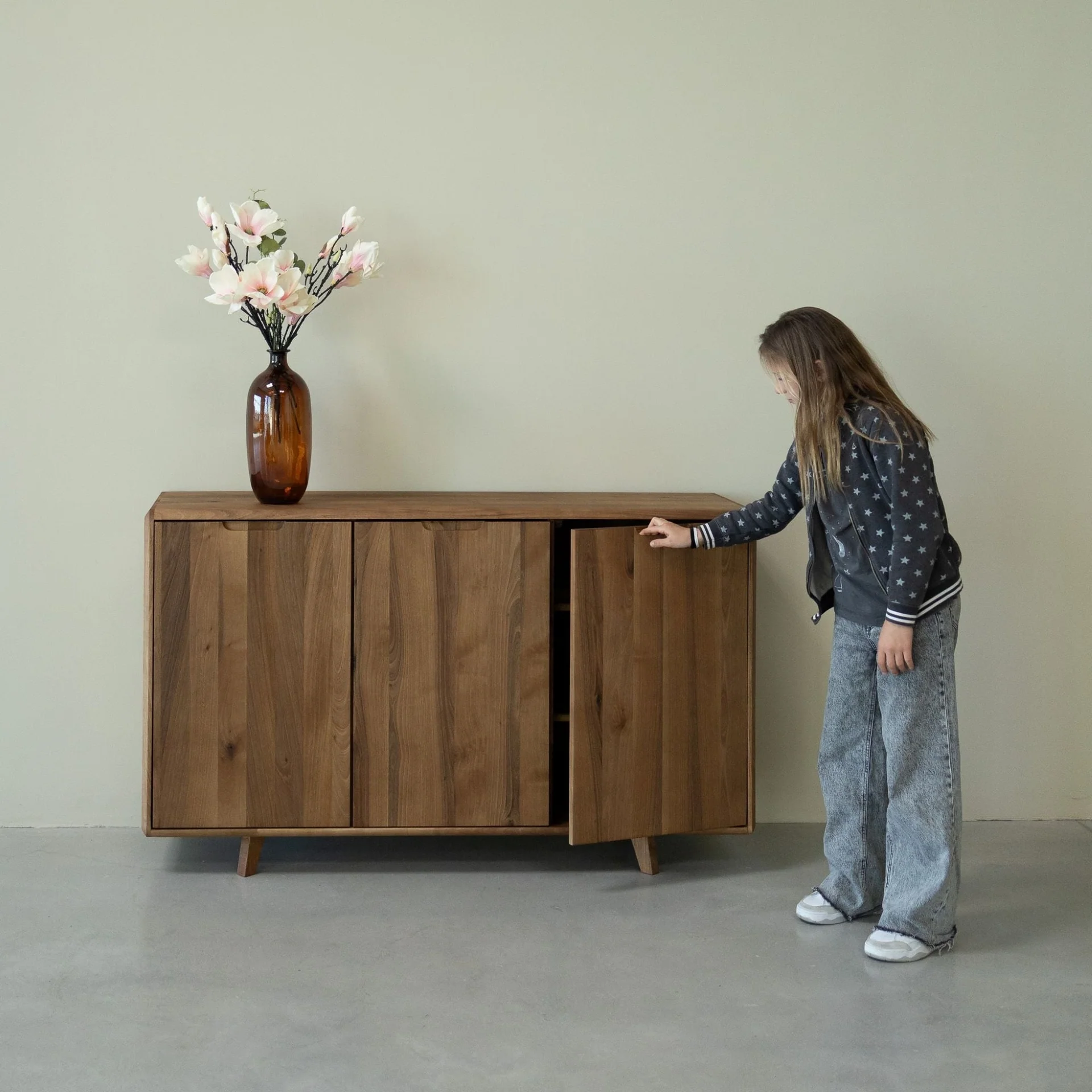Buffet commode 3 portes en bois massif Suède 3 – NordicStory - Image 11