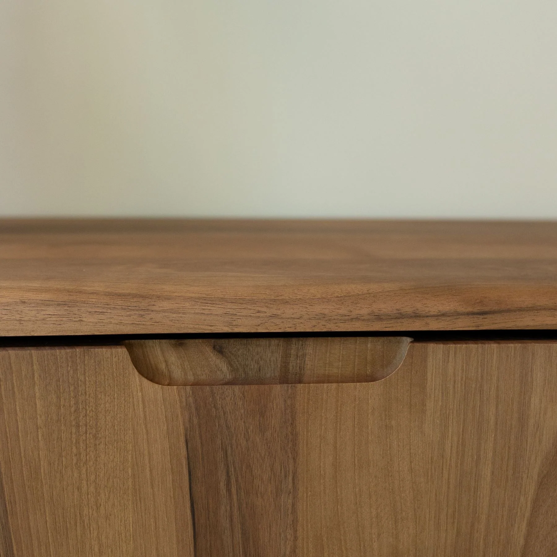 Buffet commode 3 portes en bois massif Suède 3 – NordicStory - Image 4